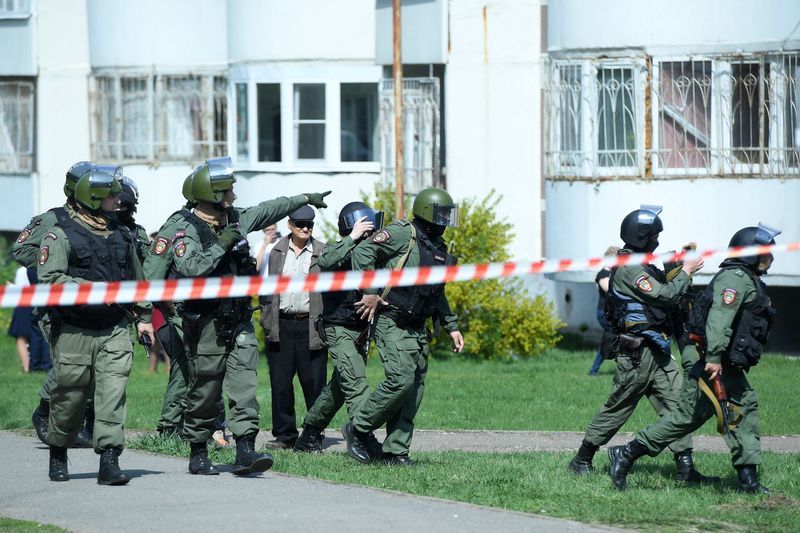 СМИ: Один из подростков, открывших стрельбу в российской школе, подорвал мать в квартире